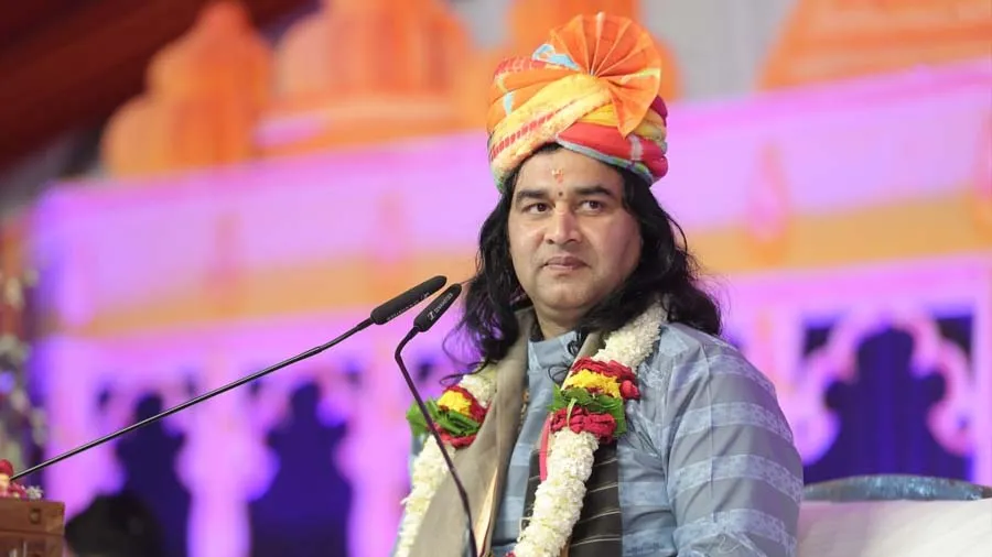 બહેનો-દીકરીઓનો શાળામાં બોલિવુડ ડાન્સ બંધ કરવામાં આવે: દેવકી નંદન ઠાકુરની માગ