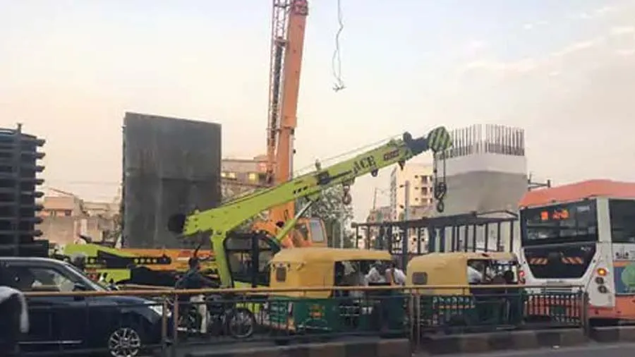 અમદાવાદમાં બુલેટ ટ્રેનની કામગીરી દરમિયાન લોખંડની મોટી જાળી મહિલા પર પડી