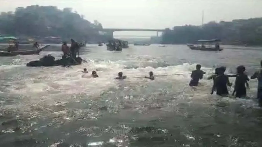 નર્મદા નદીમાં અચાનક પાણી વધી ગયા, ન્હાવા પડેલા શ્રદ્ધાળુઓ ફસાઇ ગયા, જુઓ વીડિયો