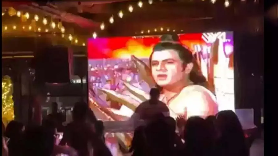 સ્ક્રીન પર રામાયણ ચલાવી દારૂ પીને મોલમાં નાચતા હતા , થઇ ગઇ FIR