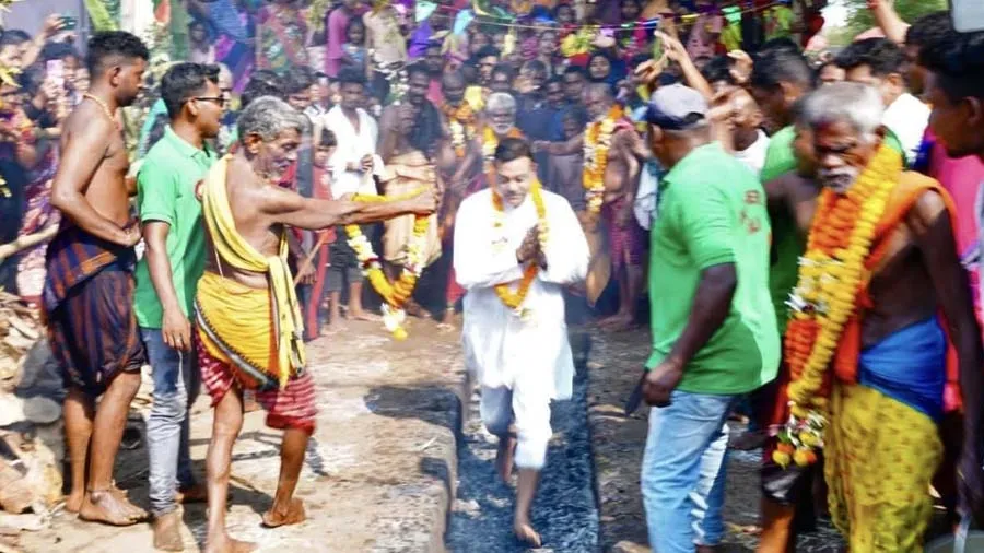 BJP નેતા સંબિત પાત્રા સળગતા અંગારા પર ઉઘાડા પગે ચાલ્યા, જાણો પરંપરા, Video