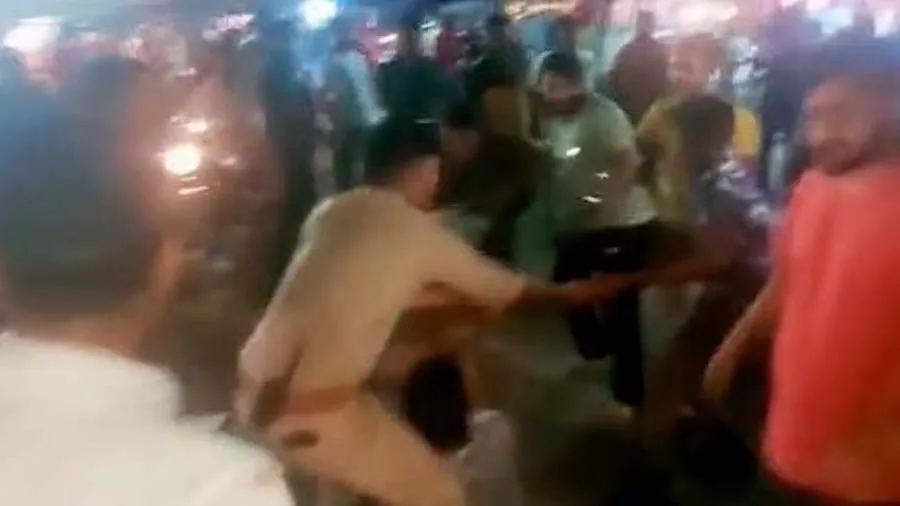 બિરયાનીમાં લેગ પીસ ન મળતા કોન્સ્ટેબલ-દુકાનદાર વચ્ચે થઇ મારપીટ, વીડિયો થયો વાયરલ