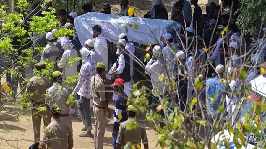 અસદના અંતિમ સંસ્કારમાં 5 મહિલા બૂરખામાં દેખાઈ, પોલીસને લાગ્યું તેની મા છે પણ...