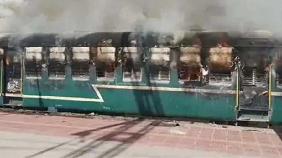 બોટાદ રેલવે સ્ટેશન પર ઊભેલી ટ્રેનમાં ભીષણ આગ, સર્જાયો અફરાતફરીનો માહોલ