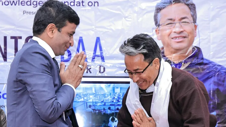 સુરતની ડાયમંડ કંપનીએ 3 ઇડિયટ ફેમ સોનમ વાંગચુકને  સંતોકબા માનવ રત્ન એવોર્ડ આપ્યો