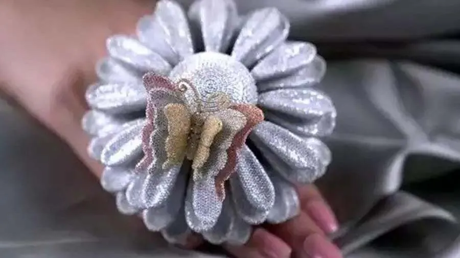 સુરતની હીરા કંપનીએ 50907 હીરાથી બનાવી અનોખી વીંટી, ફૂલ જેવો આકાર અને કિંમત...