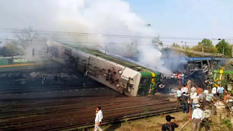 2 ટ્રેન સામસામે ટકરાઈ, લાગી ભીષણ આગ, ઘણી ટ્રેનો રદ્દ, લોકો પાયલટનું મોત