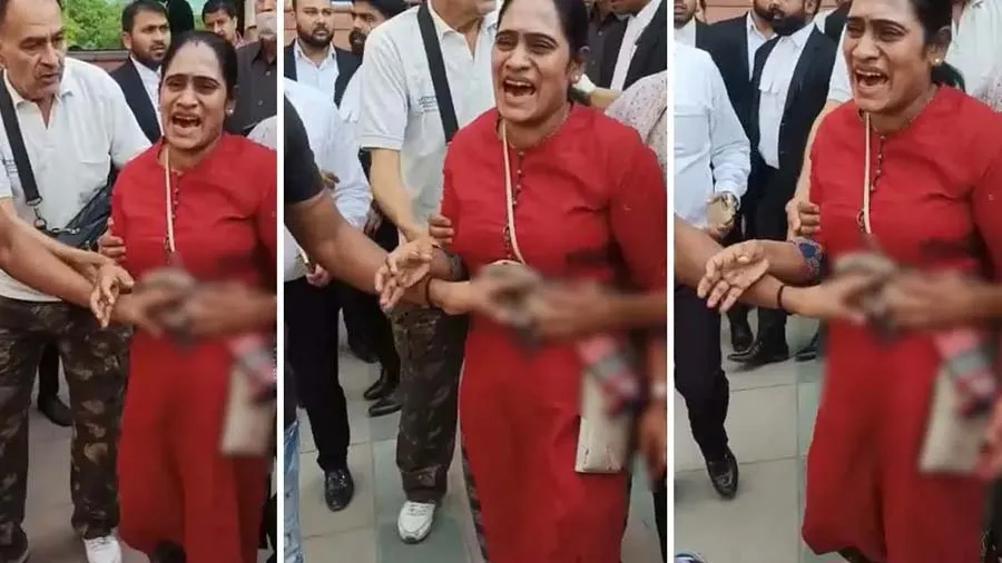 દિલ્હીની કોર્ટમાં મહિલાને 4 ગોળી મારી વકીલ બનીને આવ્યો હતો શૂટર, જુઓ વીડિયો