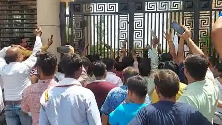 વિદ્યાર્થીઓને નમાઝ વંચાવવાનો આરોપ લાગ્યા બાદ શાળાનો પ્રિન્સિપાલ સસ્પેન્ડ