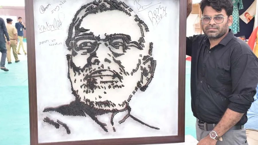 અમદાવાદના સલીમ શેખે 3,200 ખીલીઓથી PM મોદીની કલાકૃતિ બનાવી