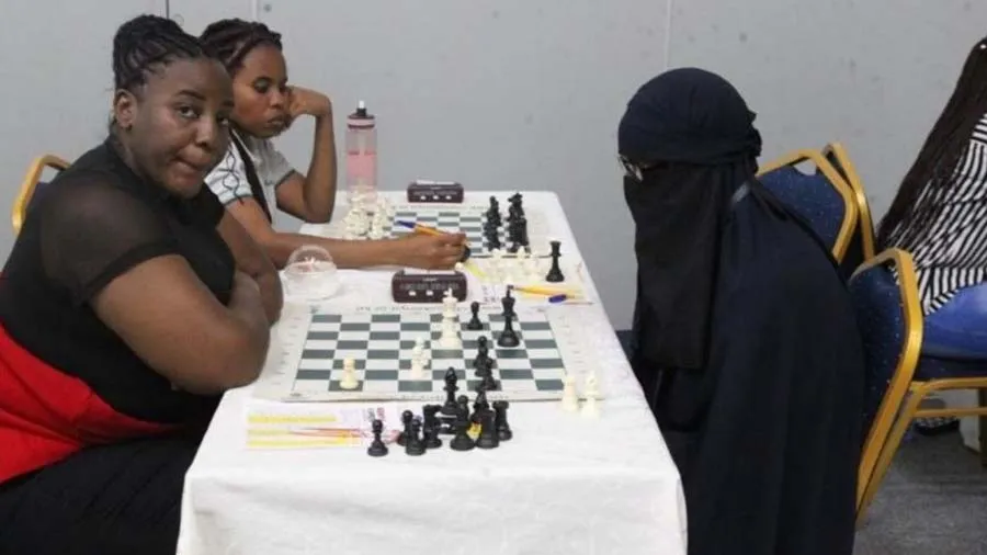 દાવ પર દાવ જીતતી મહિલા બની ચેસ ચેમ્પિયન, પહેરેલો બુરખો હટાવ્યો તો પુરુષ નીકળી