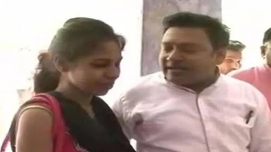 પતિ મારા માટે ગીત નથી ગાતો, પોલીસ પાસે પહોંચી મહિલા, પતિને ગીત ગાવું પડ્યુ,Video