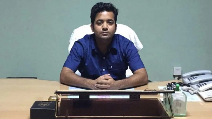 16મા વર્ષે ડૉક્ટર, 22મા વર્ષે IAS, નોકરી છોડી કર્યો ધંધો આજે 15000 કરોડની કંપની