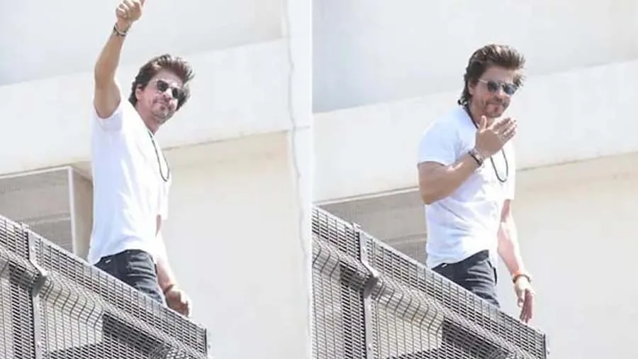 શાહરુખ ખાનના મન્નત બહાર ફેન્સ વચ્ચે મચી અફરાતફરી, પોલીસે કરવો પડ્યો લાઠીચાર્જ