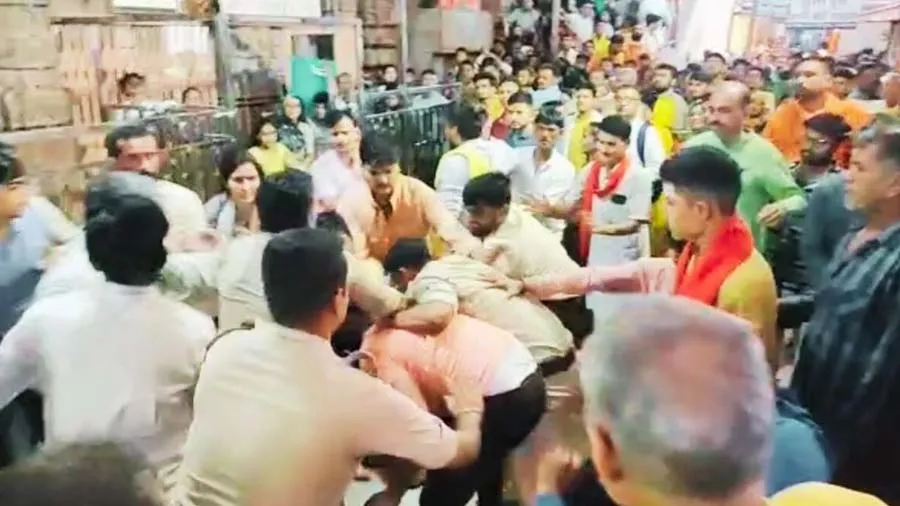 ઓમકારેશ્વર મંદિરમાં પૂજારીઓએ શ્રદ્ધાળુની પિટાઇ કરી, પૈસા લઈ પહેલા દર્શન...