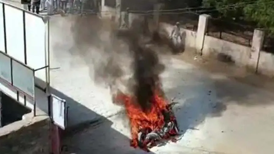 નવી બાઇક વારંવાર ખરાબ થતા યુવકે શોરૂમની સામે પેટ્રોલ છાંટીને સળગાવી દીધી