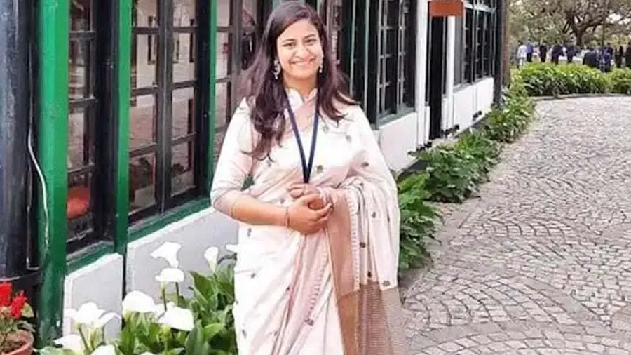 એક IAS રીતિકા જિંંદલની બદલી પર દેશભરમાં કેમ ભારે ચર્ચા થઇ રહી છે