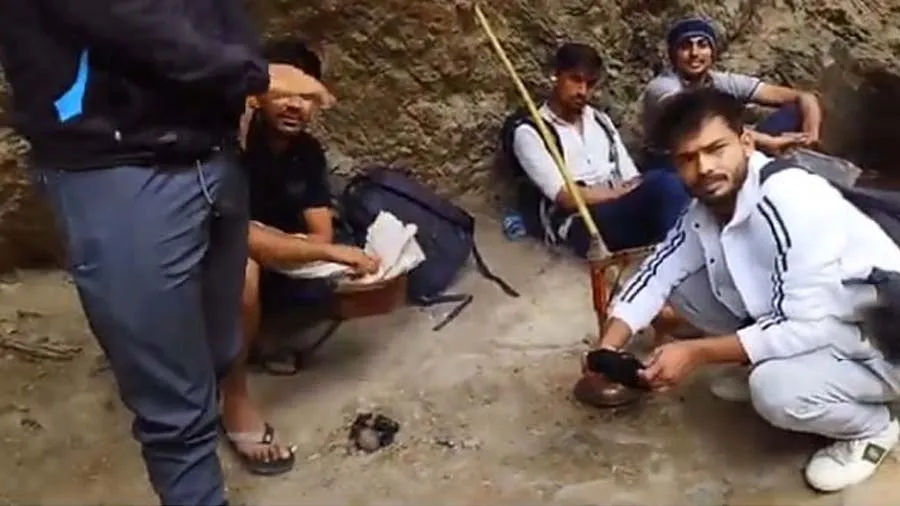 કેદારનાથમાં નફ્ફટો હુક્કો ગગડાવતા હોવાનો વીડિયો વાયરલ, લોકો ધુંઆપુંઆ થયા