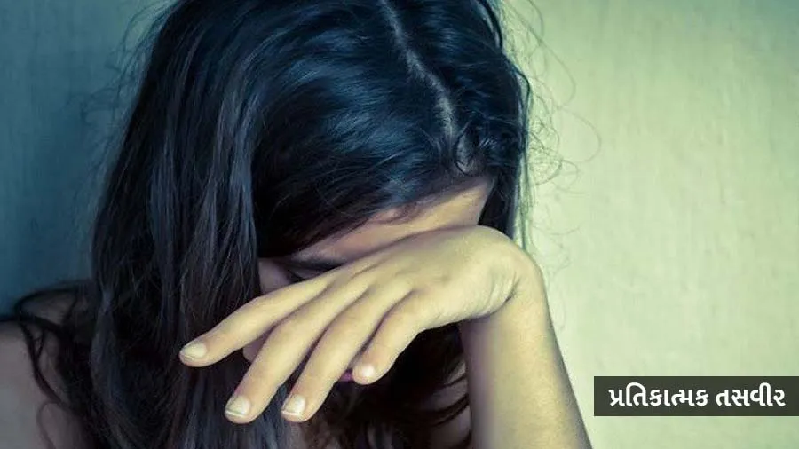 પત્નીને દીકરો જોતો હતો તો ટીચરે વિદ્યાર્થિની સાથે વારંવાર રેપ કર્યો,પત્નીએ સાથ..