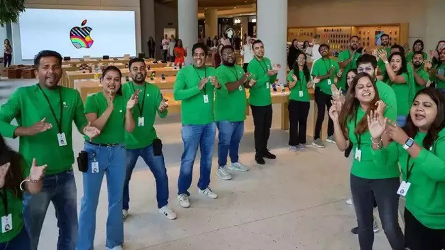 કેમ્બ્રિજની ડિગ્રી જાણો Appleના સ્ટોરમાં કામ કરતા સ્ટાફનો મહિને પગાર કેટલો છે