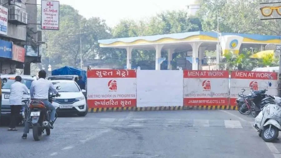 સુરતના મેટ્રો રેલ પ્રોજેક્ટમાં બેરિકેડ બિનજરૂરી મુકવામાં આવે છેઃ કોર્પોરેટર
