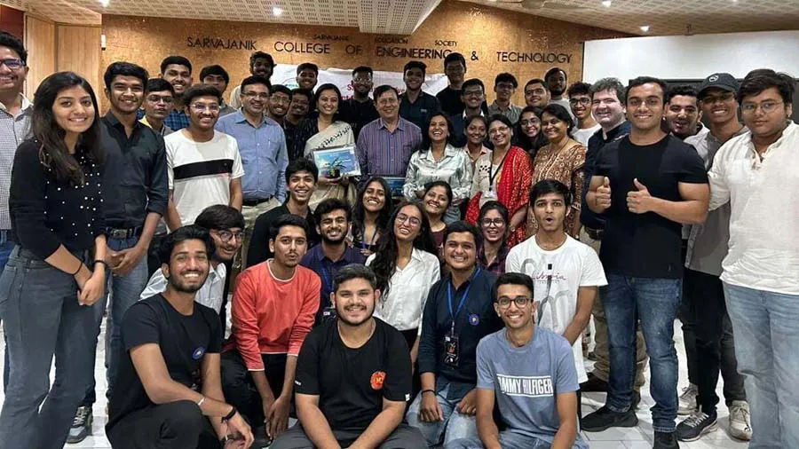 સાર્વજનિક કોલેજમાં એલીવેટર પીચનો કાર્યક્રમ