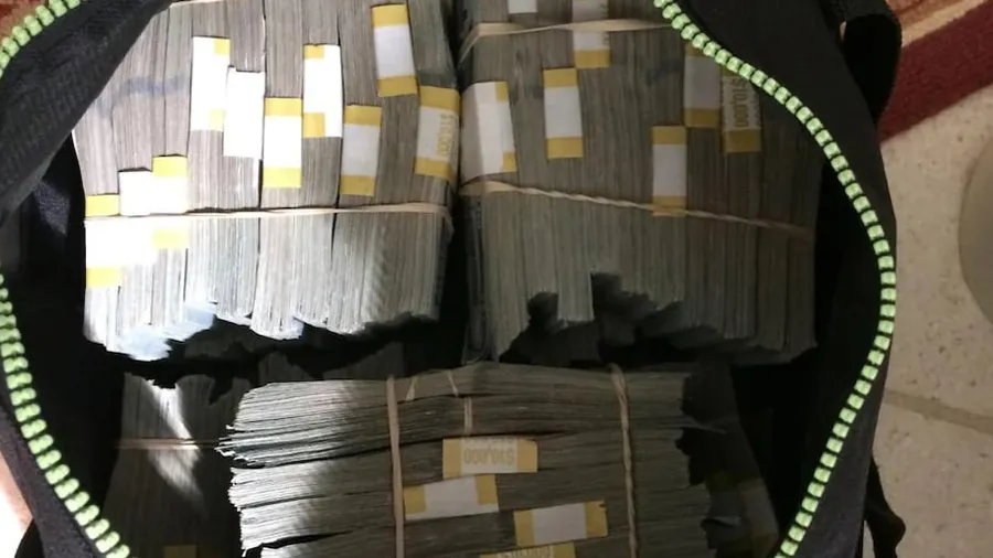 વ્યક્તિએ ખરીદ્યો સેકન્ડ હેન્ડ સામાન, અંદરથી નીકળી કરોડોની રોકડ!