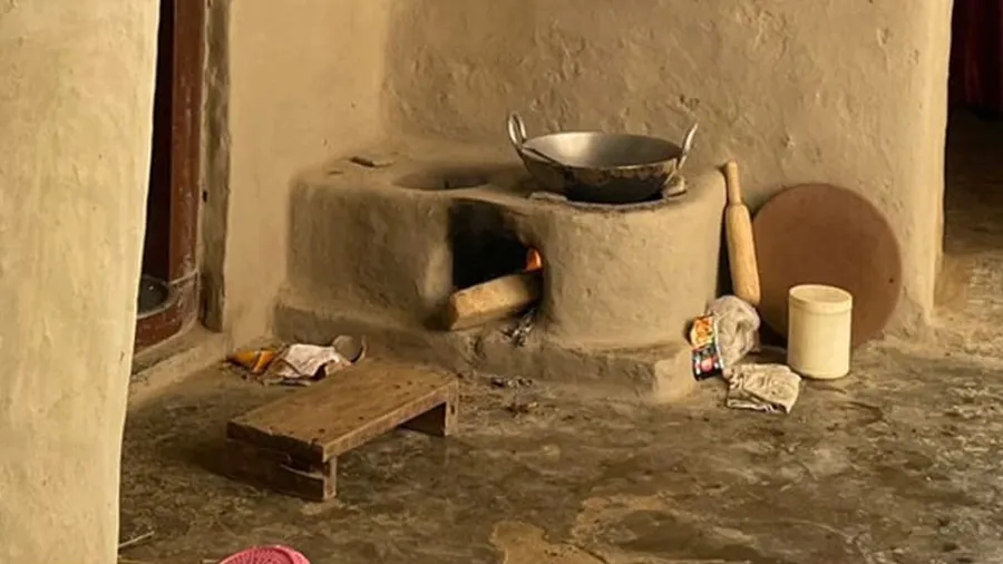 ગામના ઘરમાં બનેલા માટીના ચૂલાનો ફોટો થયો વાયરલ, લોકો બોલ્યા આની સામે લંડન પણ ફેલ