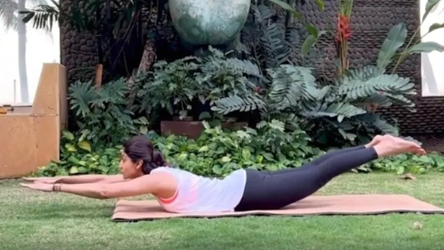શિલ્પા શેટ્ટીએ જણાવ્યું- કેવી રીતે એક યોગાસનથી દૂર થઇ શકે છે મહિલાઓની 5 સમસ્યાઓ