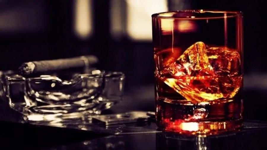 નીટ વ્હિસ્કી પચાવી નથી શકતા, એટલા માટે પાણી મિક્સ કરે છે ભારતીય? જાણો સાચું કારણ