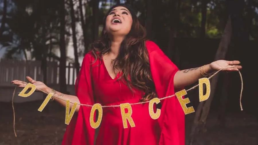 છૂટાછેડા લીધા પછી મહિલાએ કરાવ્યું ‘ડિવોર્સ ફોટો શૂટ’, શરાબ પીને ઉજવણી કરી