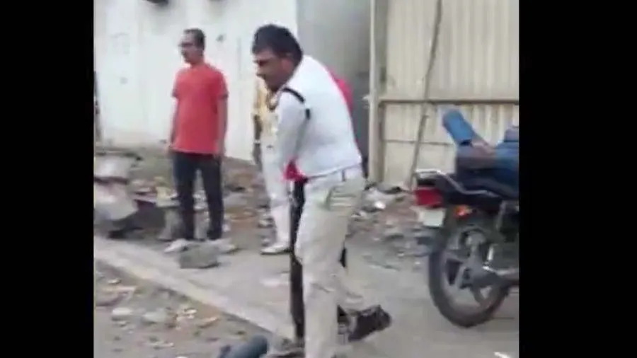 Video: રાજકોટમાં ટ્રાફિક પોલીસના જવાન અને યુવક વચ્ચે મારામારી, યુવકે લાકડીથી...