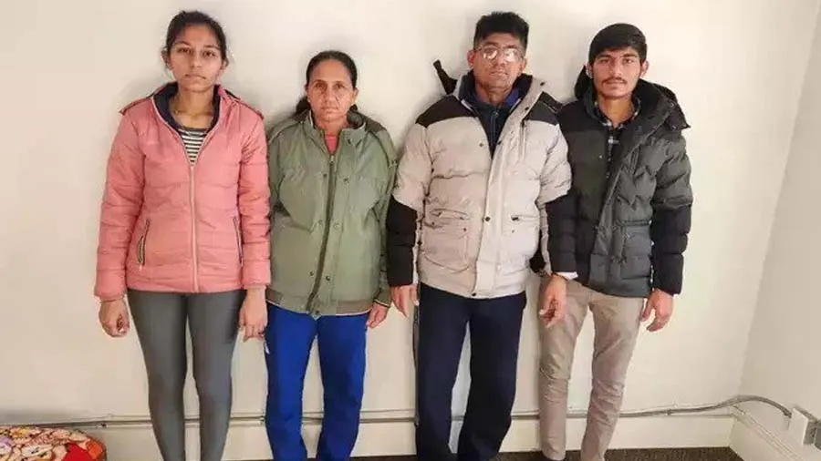 ટેક્સીમાં બેસીને જવાનું હતું USA, ચૌધરી પરિવારે 11 લોકો પાસેથી 60 લાખ લીધા હતા