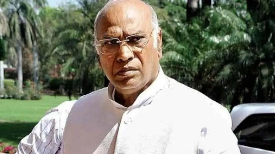 કર્ણાટકમાં વોટિંગ પહેલા મુશ્કેલીમાં કોંગ્રેસ, ચૂંટણી પંચે ખડગેને આપી નોટિસ