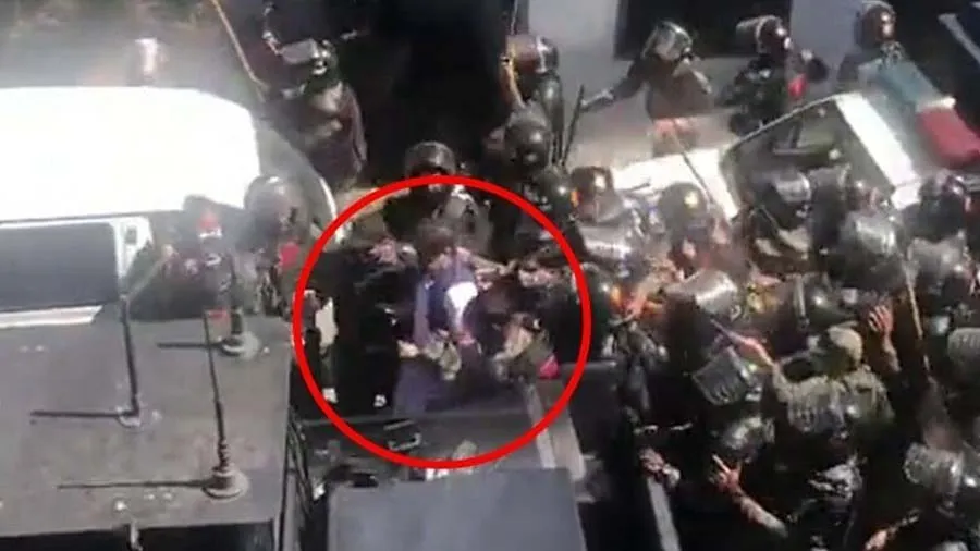 ઈમરાન ખાનની ધરપકડ, કોર્ટ રૂમથી ઉઠાવી લઈ ગયા પાક. રેન્જર્સ