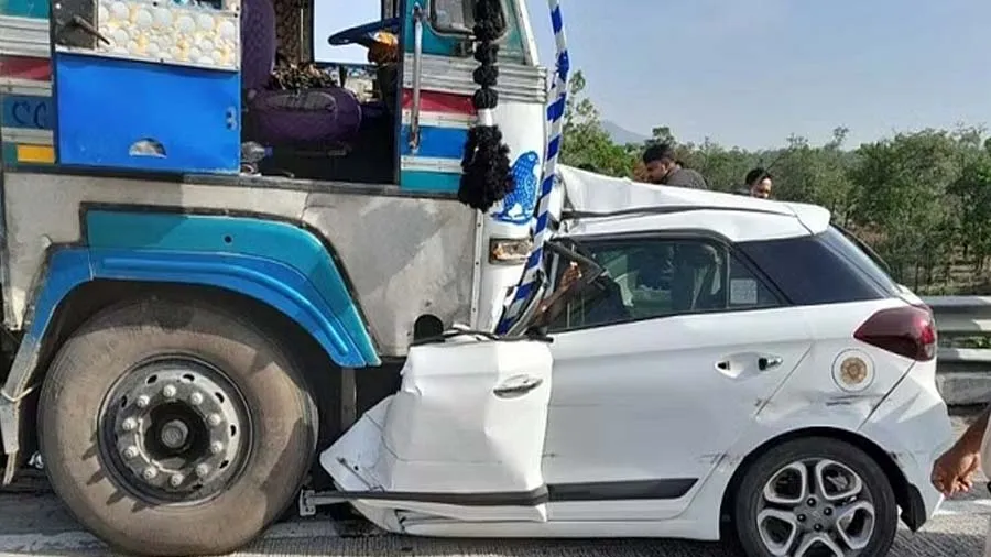 કાર અને ટ્રક વચ્ચે ગંભીર અકસ્માત, પોલીસકર્મી, તેમના પત્ની-બાળકોના મોત