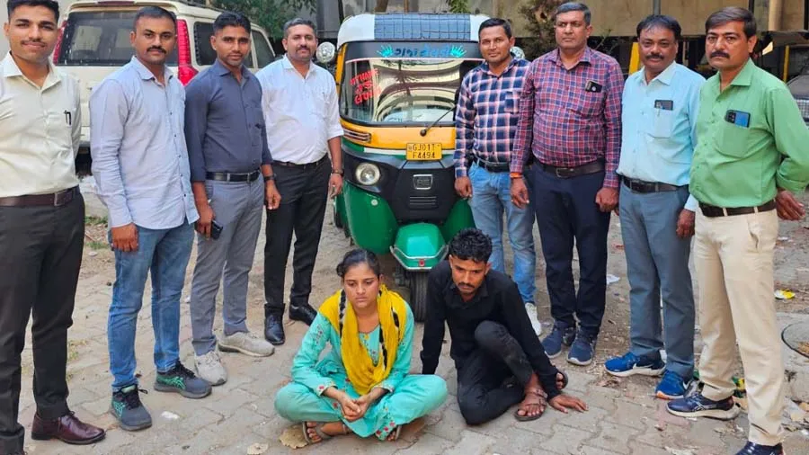 વૃદ્ધાને રીક્ષામાં બેસાડી સોનાની ચેન લૂંટી લેનાર ટોળકી ઝડપી પાડતી અમદાવાદ પોલીસ