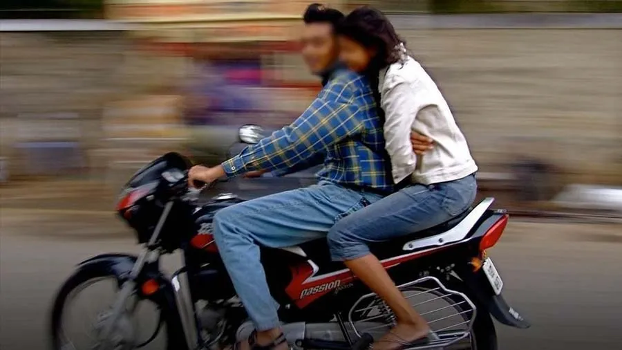 હેલમેટ વિના પ્રેમિકા સાથે કરી રહ્યો હતો મજા, પોલીસે પત્નીને મોકલી આપ્યું ચલણ
