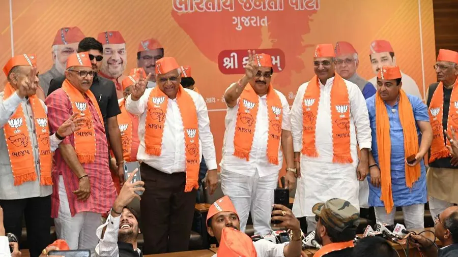 બેઠકમાં 500 નેતા હાજર હતા અને કેબિનેટ મંત્રી ઉંઘતા હતા,રત્નાકરે વીડિયોગ્રાફરને….