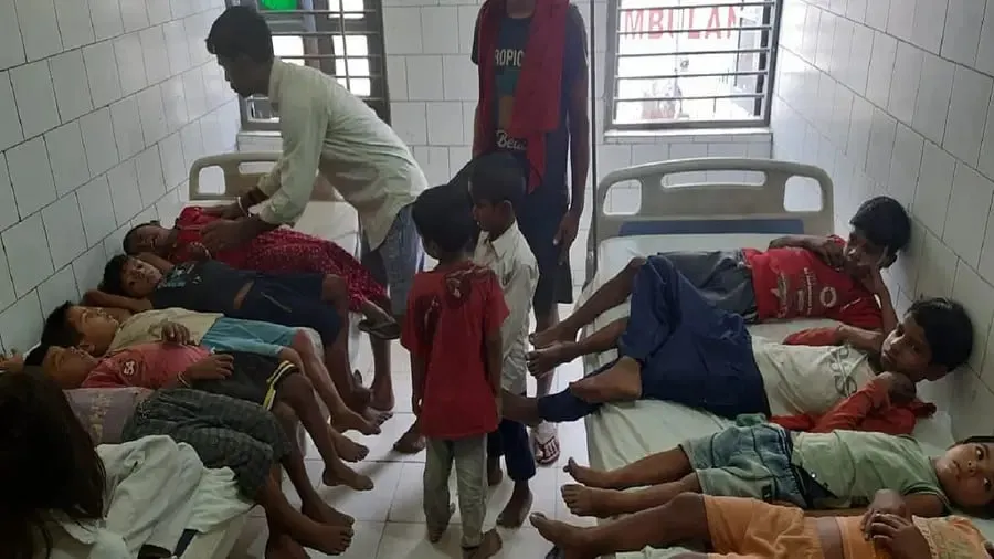 મધ્યાહન ભોજનની ખિચડીમાં મળી ગરોળી, ખાવાનું ખાતા જ 35 બાળકોની તબિયત બગડી