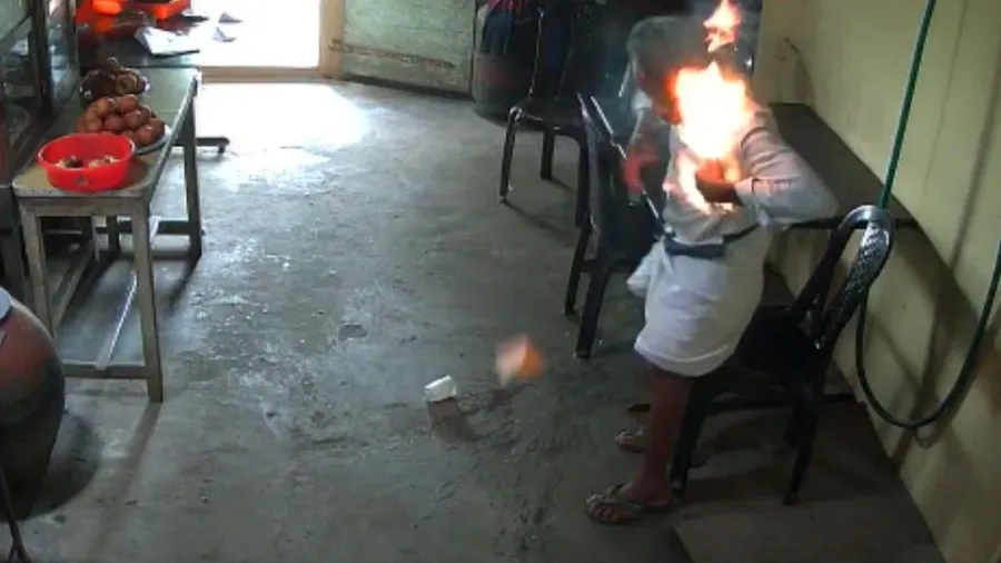 ચા પીવા બેઠા 70 વર્ષીય વૃદ્ધાના ખિસ્સામાં ફાટ્યો મોબાઈલ, જુઓ વીડિયો