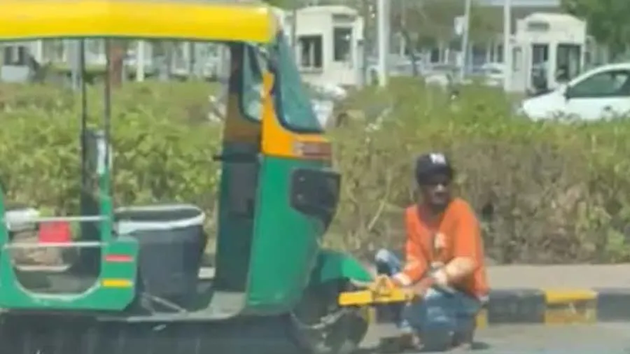 અમદાવાદનો રિક્ષાવાળો...એરપોર્ટ બહાર પોલીસે મારેલો લોક તોડી સાથે લઇ ગયો