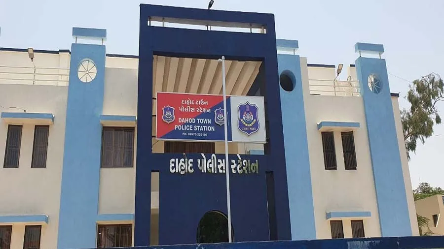 દાહોદમાં શોરૂમમાં ચોરી કર્યા બાદ ચોર નામ અને નંબર લખેલી ચિઠ્ઠી મુકી ગયા