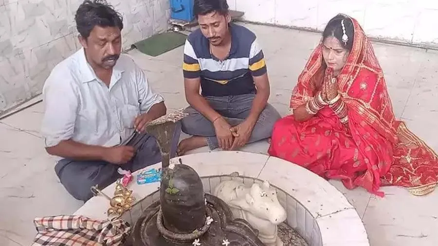 વરરાજો મંડપમાંથી ભાગ્યો,દુલ્હને 20Km પીછો કરી,બસમાંથી ઉતારી પાછો લાવી લગ્ન કર્યા