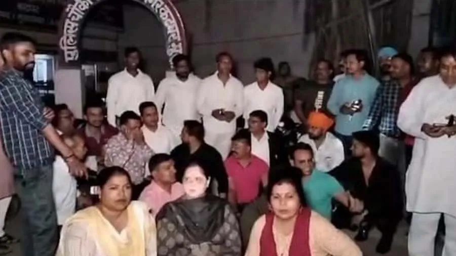 હેલમેટ ન પહેરવા પર ફાટ્યો BJP નેતાનો મેમો તો ધરણાં પર બેસી ગયા કાર્યકર્તા