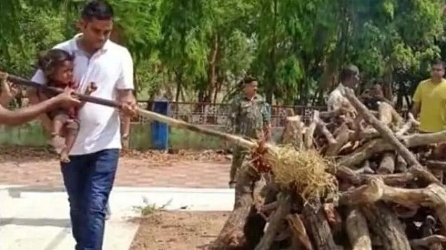 બે વર્ષના પુત્રને ખોળામાં લઇ પોલીસે અપાવી પિતાને મુખાગ્નિ, પ્રેમલગ્નનો આવો અંજામ