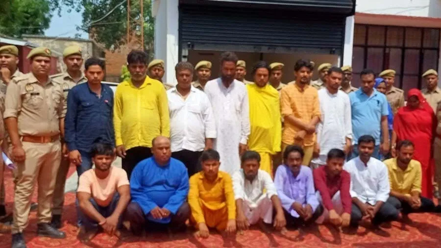 આઝમગઢમાં હિંદુમાંથી મુસ્લિમ બનાવવાનો ખેલ, 2 મહિલા,16 પુરૂષની ધરપકડ