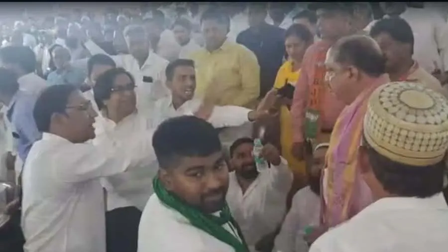 વંદે માતરમ ગીત સમયે ઓવૈસીની પાર્ટીના કોર્પોરેટ ઊભા ન થયા, હંગામા બાદ મારપીટ