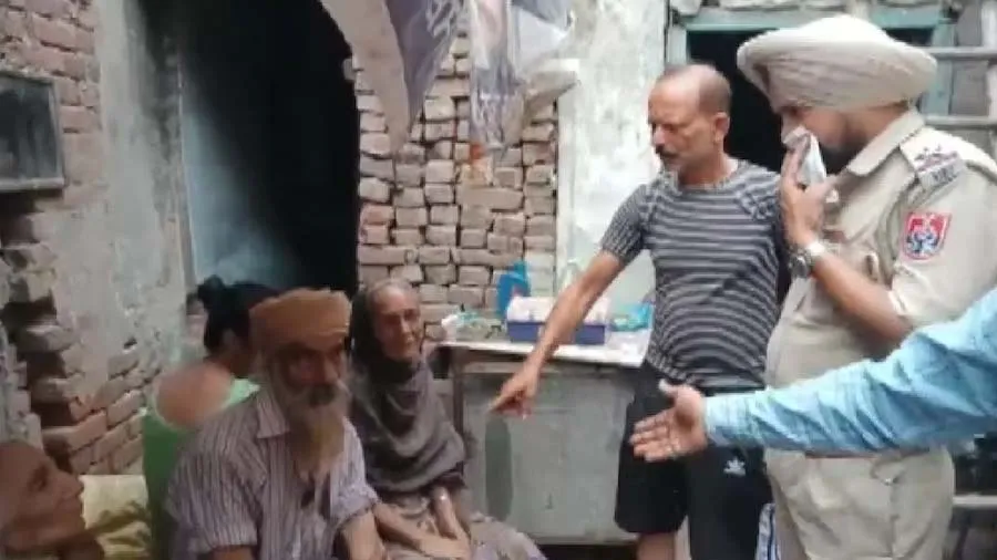 ગંદકી, દુર્ગંધ અને તબેલામાં વૃદ્ધ માતા..., પુત્રોની ક્રૂરતા તમને રડાવી દેશે