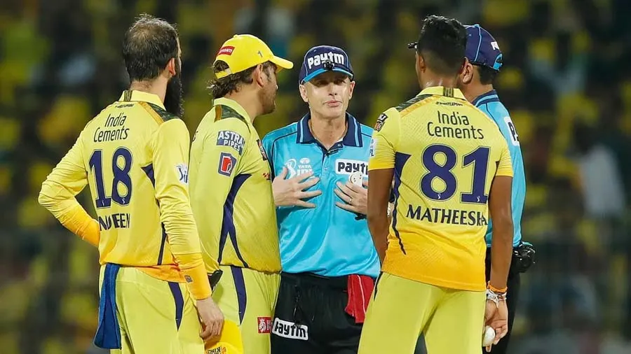 ધોનીની હરકત પર ICCના પૂર્વ અમ્પાયર ગુસ્સે, કહ્યું- કદાચ ધોની નિયમોથી ઉપર છે